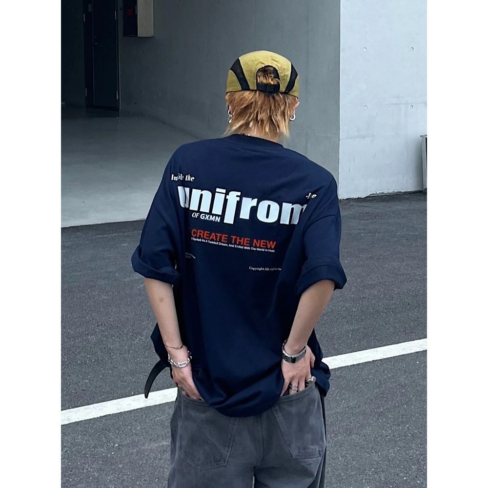 TeeTwoOne สตรีทแฟชั่น พิมพ์ลาย "UNIFROM"ผ้าฝ้ายแท้100% โคตรนุ่ม  เสื้อสีดํา เสื้อคอกลม OVERSIZE เสื้อ【COD】