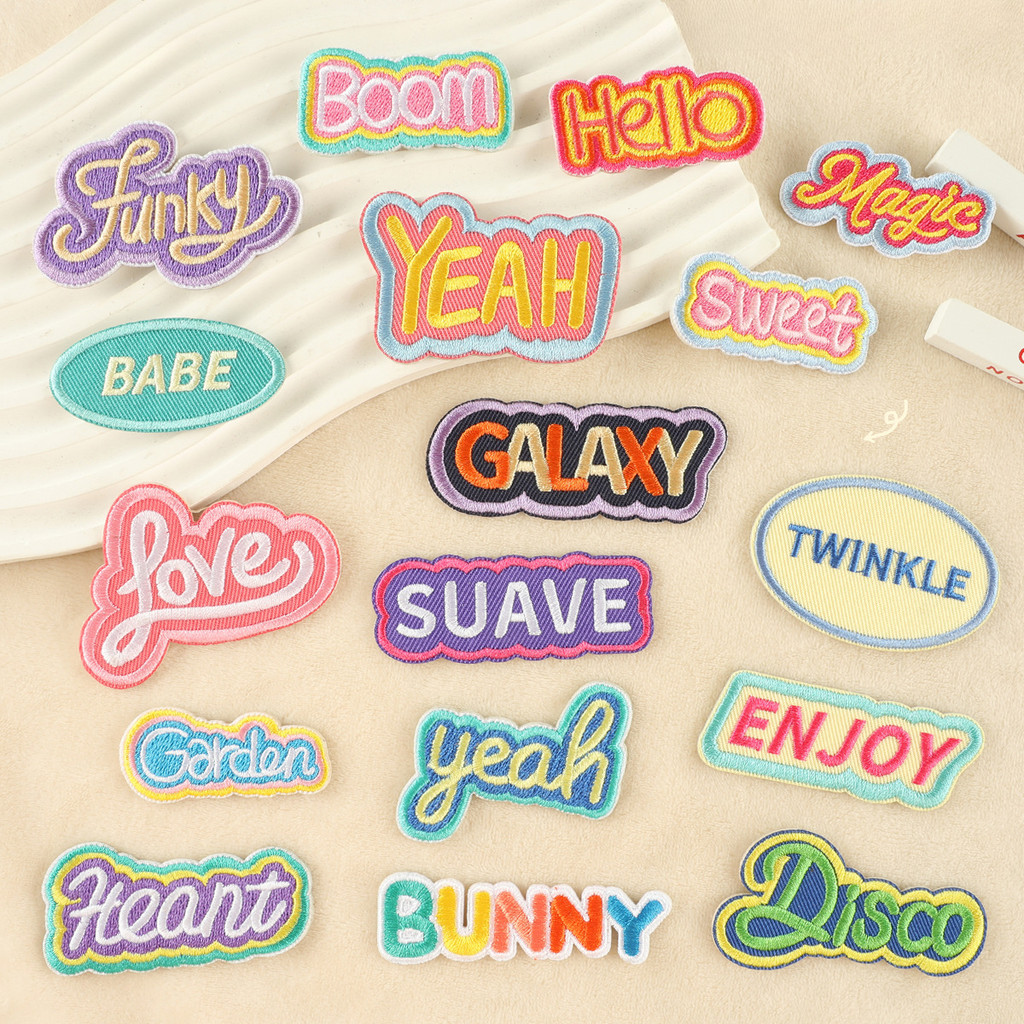 Stick on-Letters HELLO BOOM YEAH Paste Sticking Patch เย็บปักถักร้อย Applique เสื้อผ้าซ่อมสติกเกอร์ตกแต่งอุปกรณ์เสริม