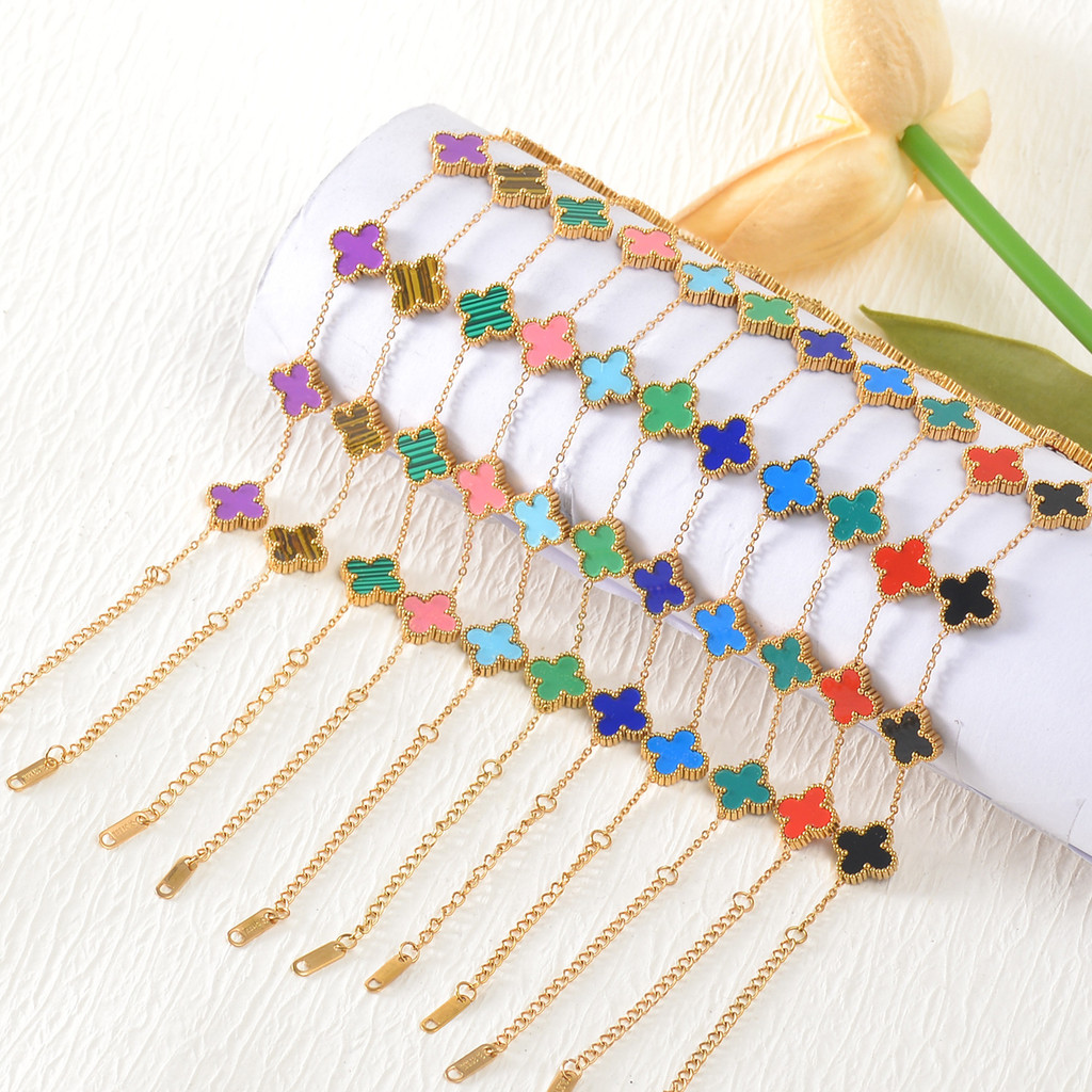 ไทเทเนียมเหล็กเกรดสูงไม่ซีดจางหลากสีโคลเวอร์สี่ใบสร้อยข้อมือเปลือกสองด้านเวอร์ชั