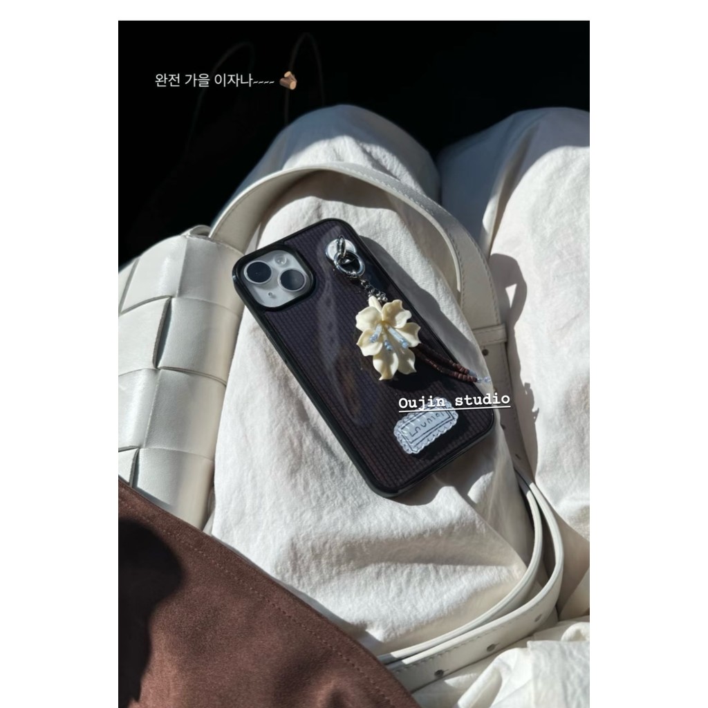 สไตล์เกาหลี อิน ใหม่สไตล์ฤดูใบไม้ร่วงฤดูหนาวย้อนยุคทําด้วยผ้าขนสัตว์ถักลายศิลปะดอกไม้จี้โทรศัพท์มือถือจี้เหมาะสําหรับ16โปรแม็กซ์/15/14มือโปร/13/12เปลือกแข็งเคส