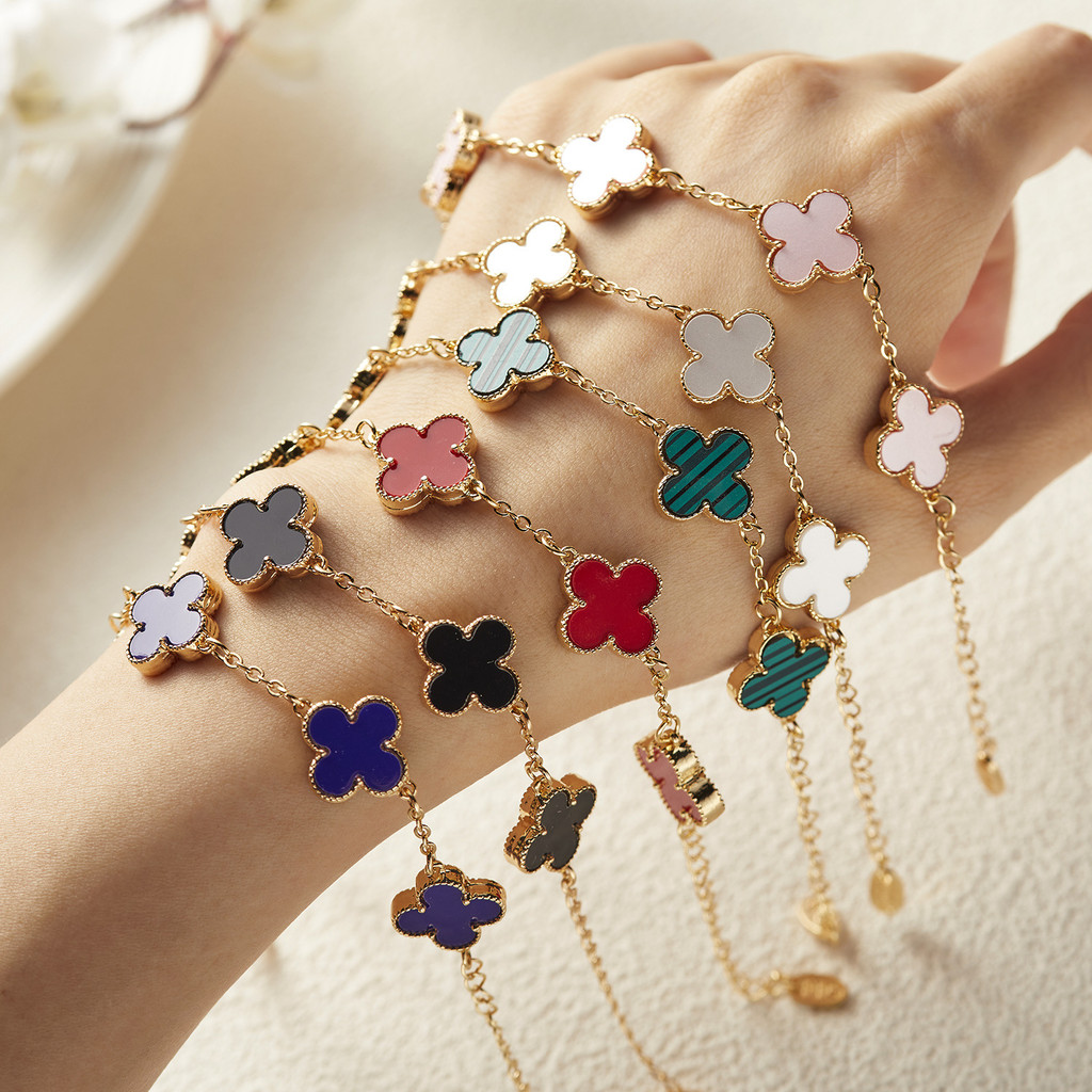 สร้อยข้อมือเคลือบทอง 18เค จี้โคลเวอร์สีสันสดใสของขวัญวันวาเลนไทน์สไตล์เกาหลีสไตล์ผู้หญิงแฟชั่นที่เรียบง่าย