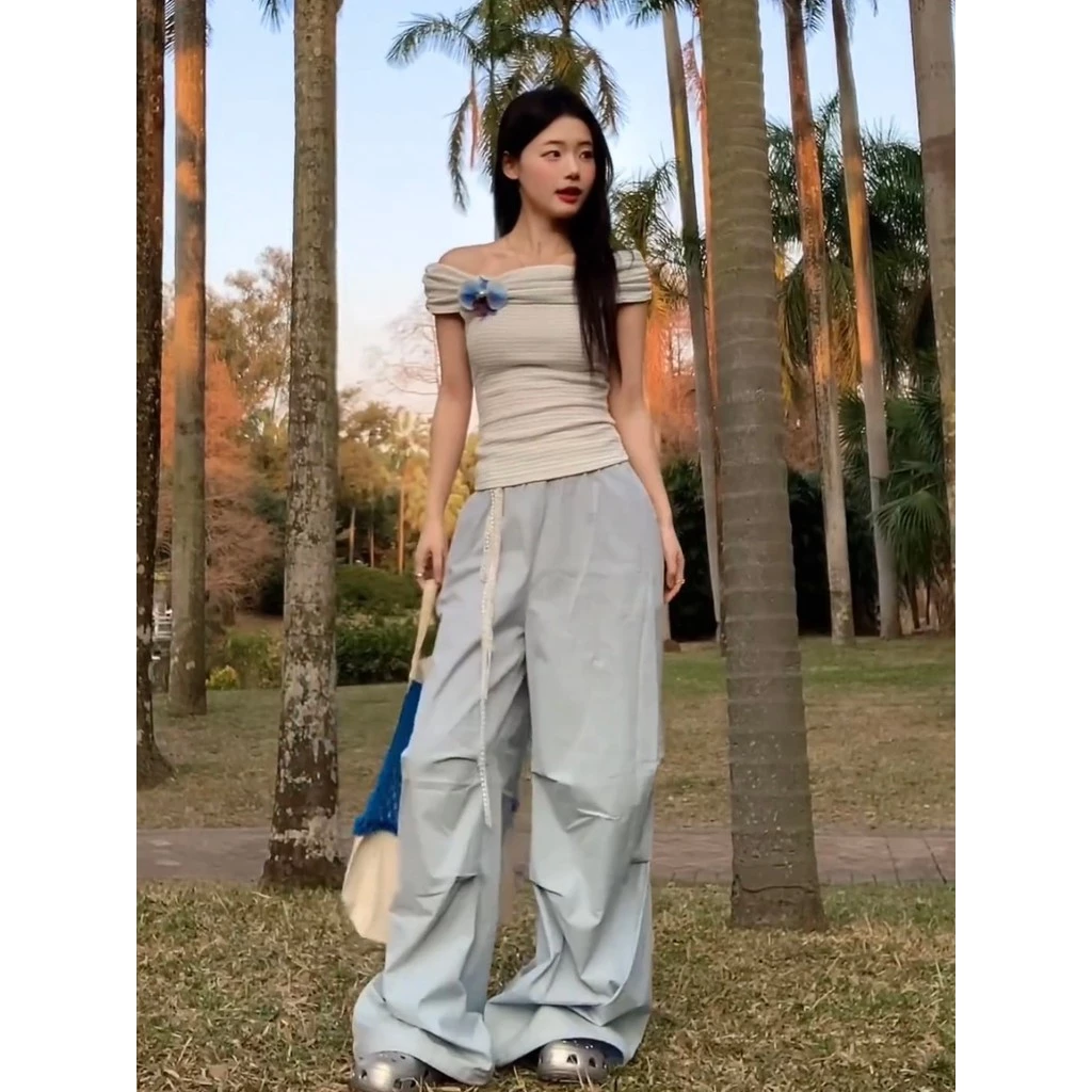 เสื้อยืดผู้หญิงเปิดไหล่แขนกุดลายดอกไม้ thumbnail 4