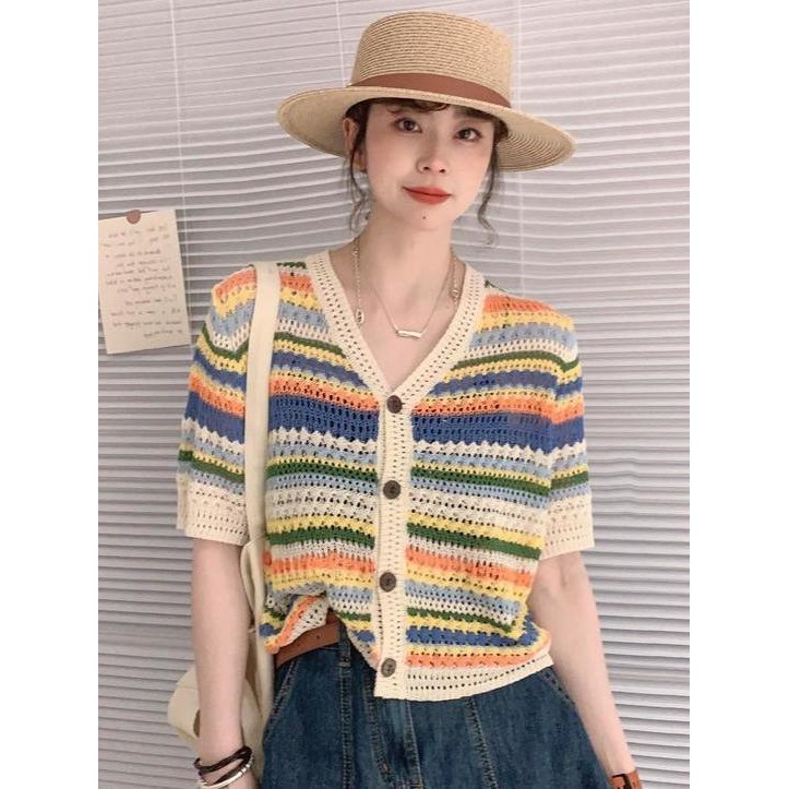 เสื้อสเวตเตอร์ผู้หญิง ลายทางสีสันสดใส กระดุมหน้า แบบฤดูร้อน เสื้อคาร์ดิแกนแขนสั้นผู้หญิงสไตล์ใหม่
