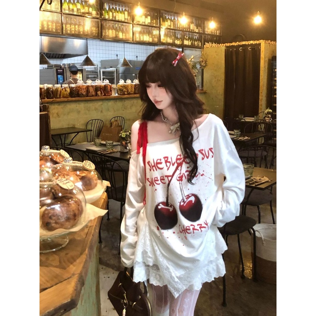 เสื้อยืดพิมพ์ลายเปิดไหล่ลูกไม้หวานและสวยสําหรับผู้หญิง