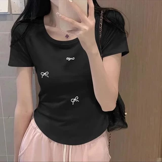 เสื้อทีสำหรับผู้หญิง เสื้อแขนสั้นแบบพื้นที่ไหล่ รอยพับเพื่อทำให้รูปร่างเอวเรียบง่าย ลายน่ารักและหวาน