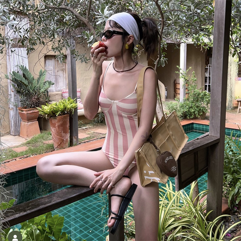 แฟชั่น Retro Stripe ชุดว่ายน้ํา One Piece ชุดว่ายน้ําสตรี