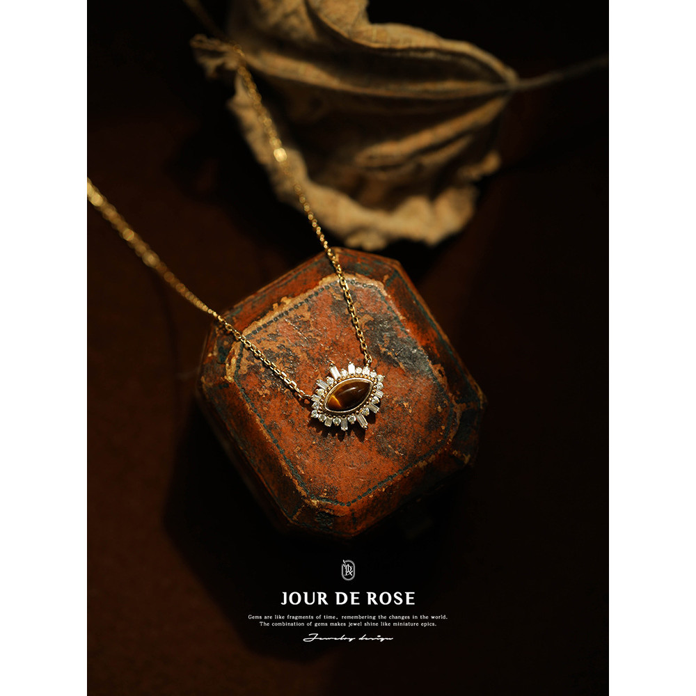 < Wind Journeyer > Retro Palace Tiger Eye Stone Tiger Eye S925 เงินสเตอร์ลิง Gold-Plated Clavicle สร