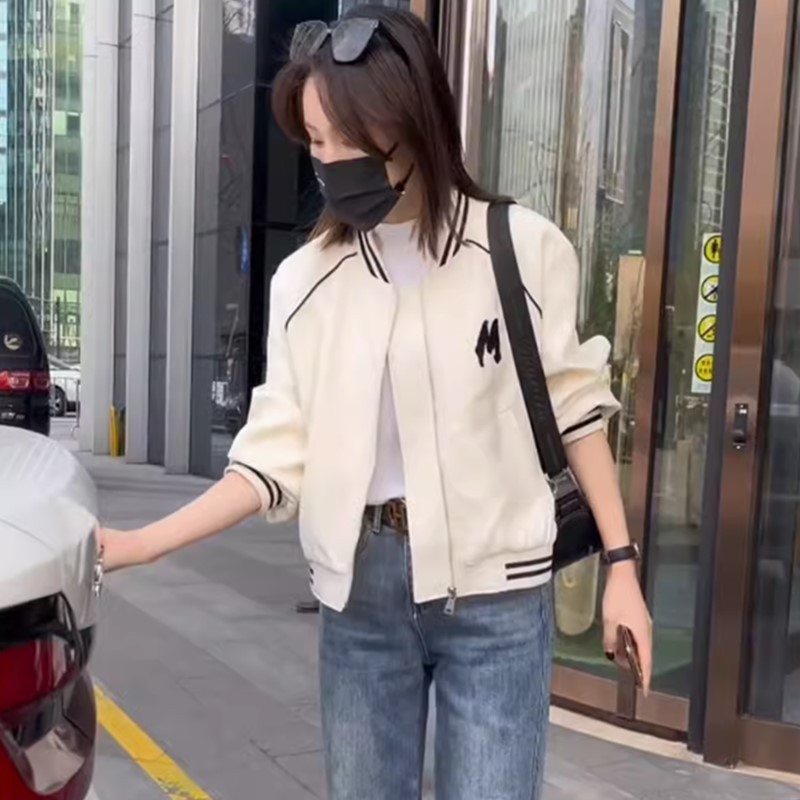 ชุดเบสบอลเสื้อตัวอักษรขนาดเล็ก 2024 ใหม่สไตล์บางฤดูใบไม้ผลิฤดูใบไม้ร่วงสบายๆกีฬาทุกการแข่งขันแจ็คเก็ตสั้นด้านบน