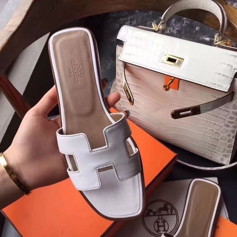 Hermès 23 รองเท้าแตะแฟชั่นฤดูร้อนผู้หญิงสวมหนังสดพื้นหลังแบนใหม่ เทนนิสชายหาด