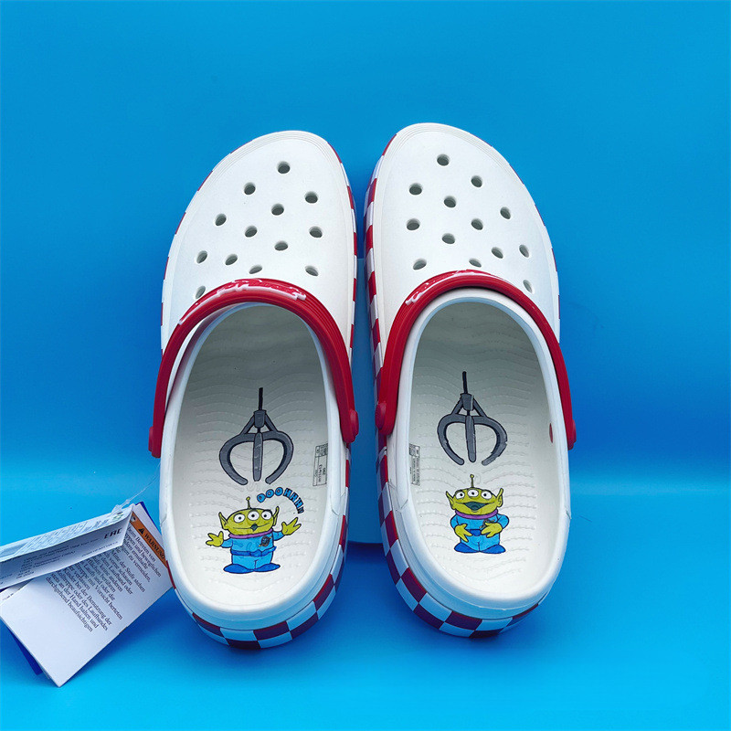 Toy Story การ์ตูนสามตาแบรนด์ร่วมรองเท้ารูข้ามผู้ชายผู้หญิงรองเท้าส้นเตี้ยมูลค่าสูงรองเท้าแตะกลางแจ้ง - รูปที่ 5