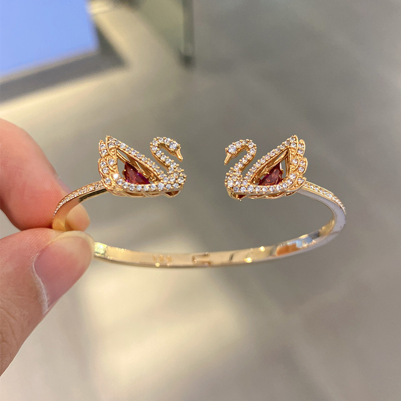 Swarovski SWAN Rose Gold Red Crystal Beating SWAN เปิดสร้อยข้อมือ