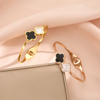 คลาสสิกเวอร์ชั่นเกาหลีสีดําสีขาวเชลล์โคลเวอร์สี่ใบสร้อยข้อมือเหล็กไทเทเนียมหญิงแฟชั่นที่เรียบง่ายทุกการแข่งขันสแตนเลสไม่ซีดจางเคร