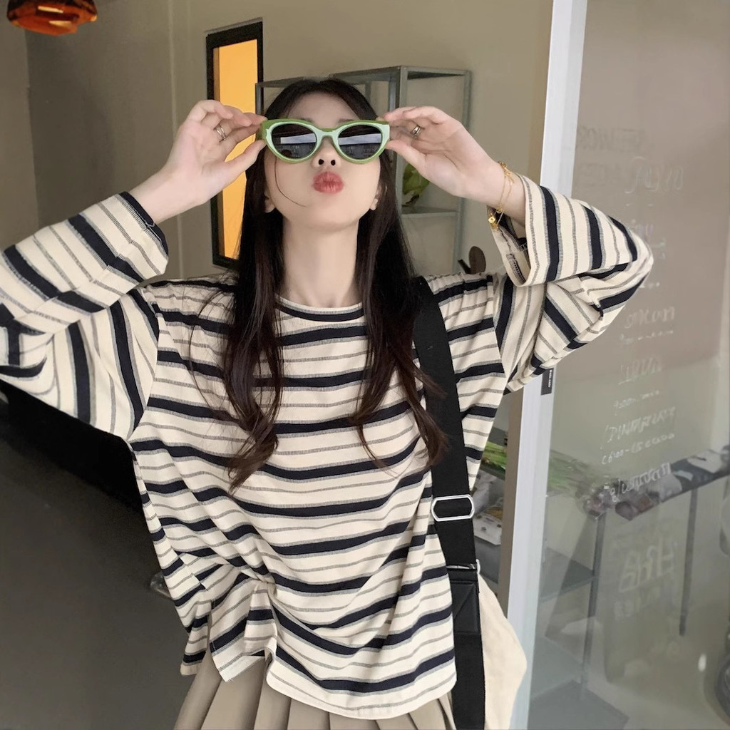 เสื้อยืดคอกลมแขนยาวพิมพ์ลายหลวมสำหรับผู้หญิง