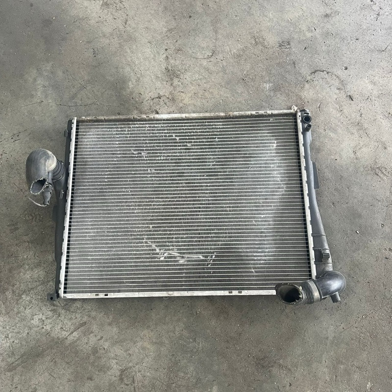 หม้อน้ํา BMW E46 318i 325i 328i 330i นําเข้าจากประเทศญี่ปุ่นใช้แล้ว