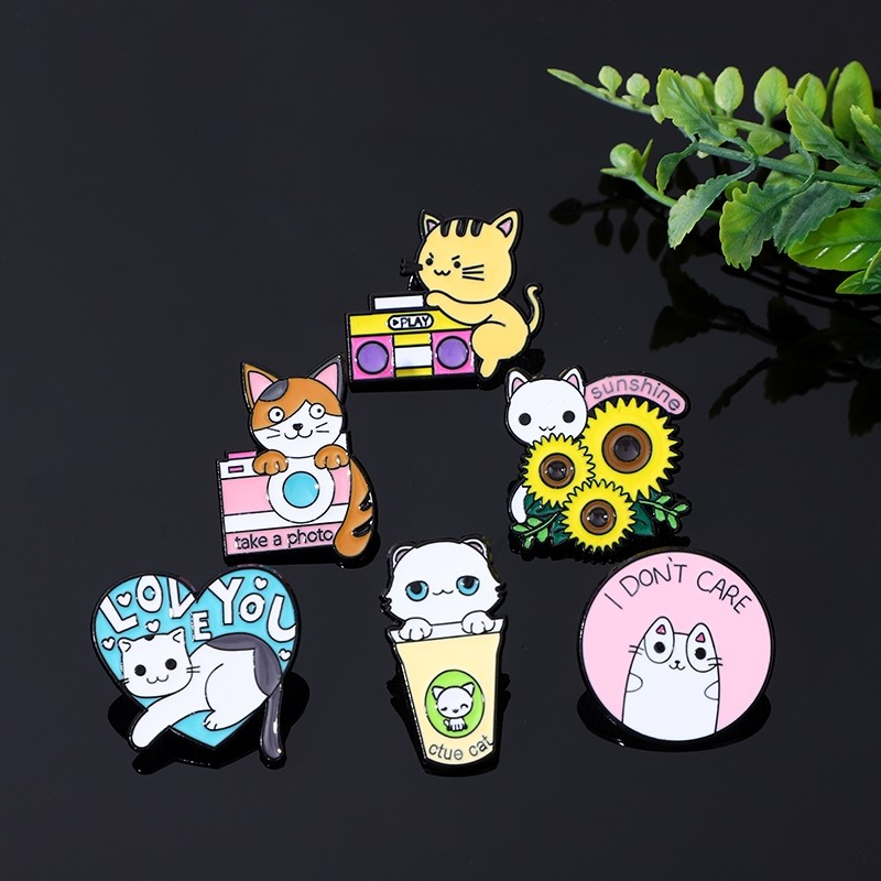 การ์ตูนแมวเข็มกลัดน่ารักตลกสัตว์ตลกแมวตราเสื้อกระเป๋าหมวกกระเป๋าโลหะผสมปกขาอุปกรณ์เสริม