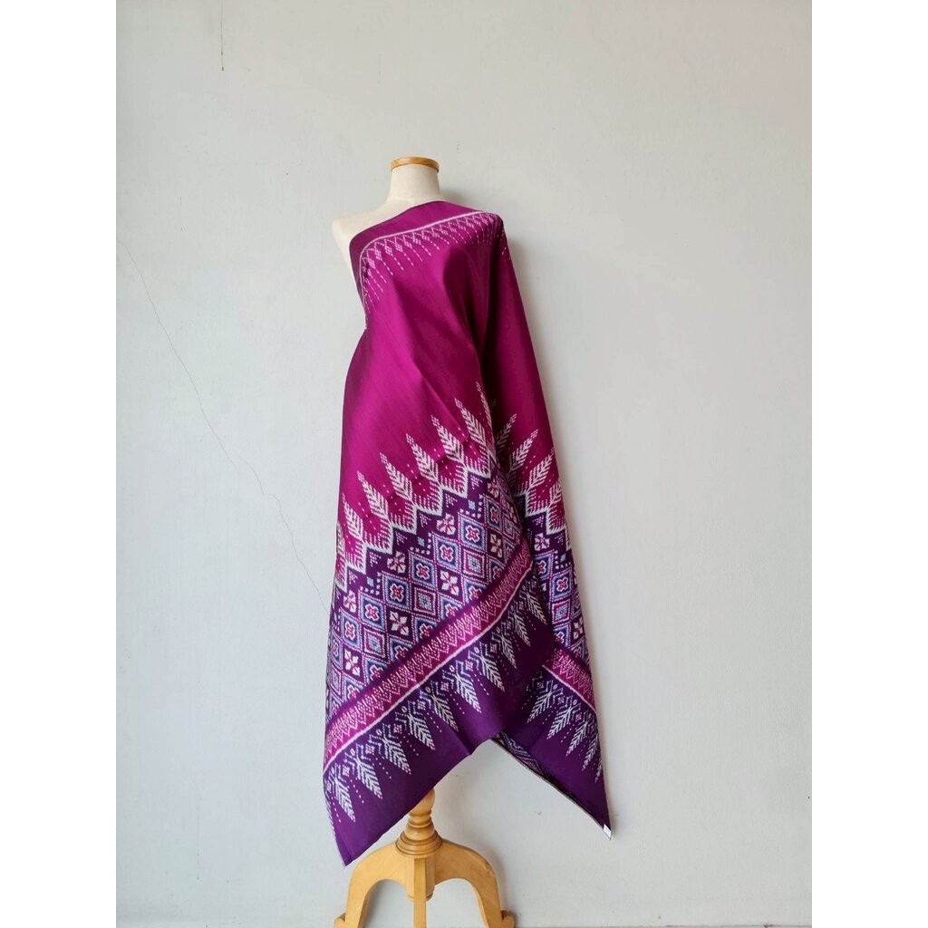 ซิ่น ผ้าไหมมัดหมี่ 3ตะกอ ขนาด 1x2เมตร ลายเชิงล่าง พื้นสีชมพู-สีม่วง รหัส R2Q-119-MM3H33