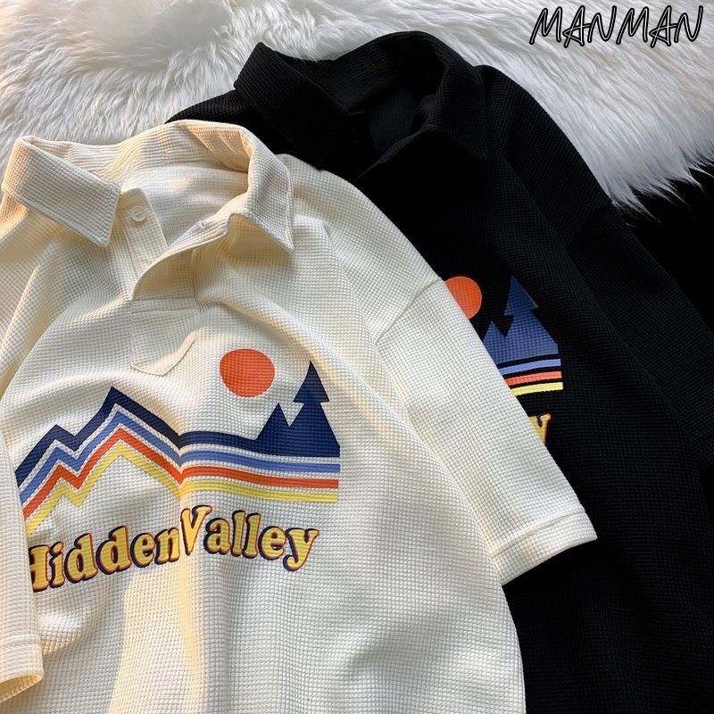 MANMAN เสื้อโปโลผู้ชาย เสื้อพิมพ์ลาย ชุดคู่รัก แขนสั้นคอปก เรียบง่าย แมทช์ลุคง่าย