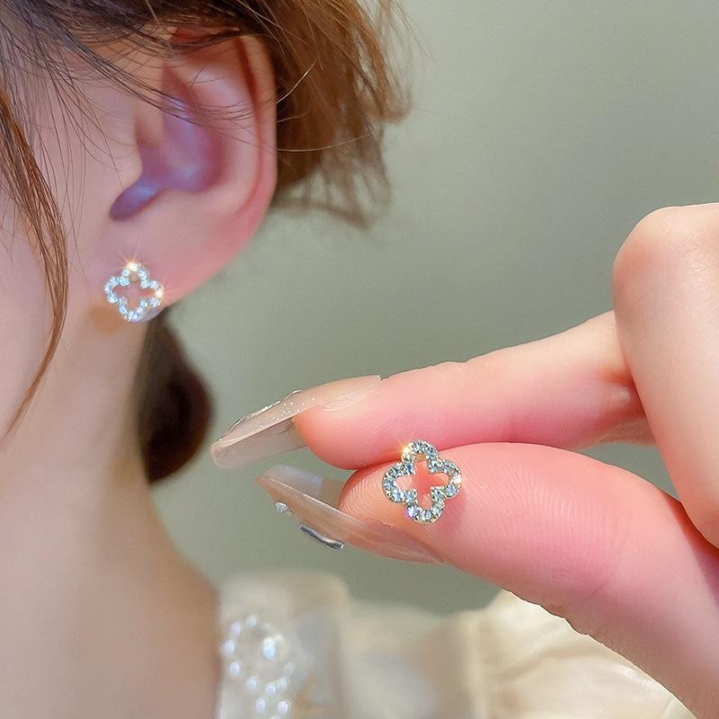 แฟชั่นเกาหลี Rhinestone Hollow Four-leaf Clover ต่างหูสตั๊ดนักเรียนหญิงเครื่องประดับของขวัญ