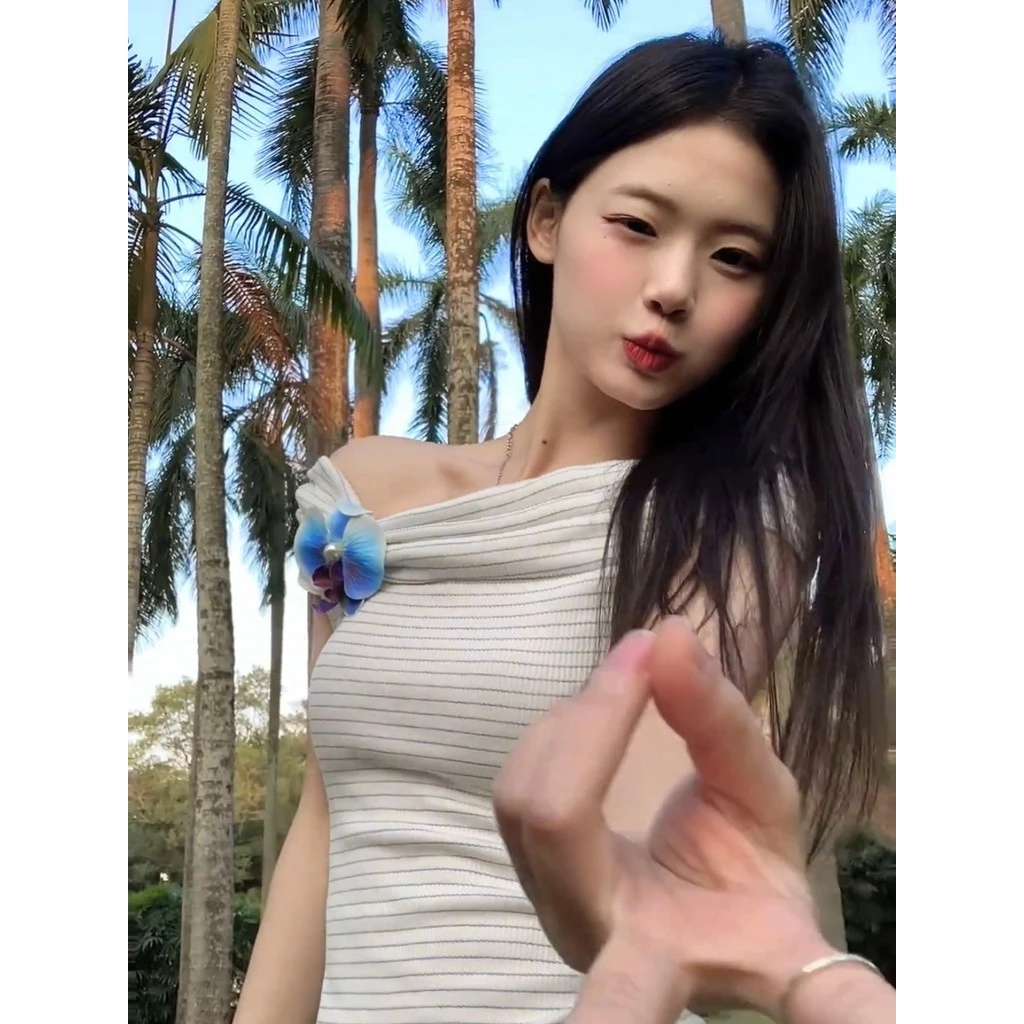 เสื้อยืดผู้หญิงเปิดไหล่แขนกุดลายดอกไม้ thumbnail 3