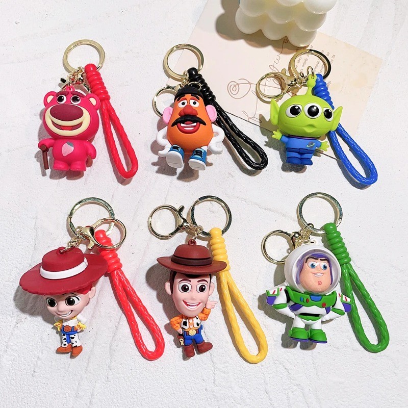 Toy Story พวงกุญแจน่ารักสามตา Alien พวงกุญแจจี้ Kawaii Buzz Lightyear Woody กระเป๋าอุปกรณ์เสริมตกแต่งของขวัญ Key Chain หญิง