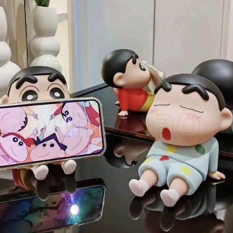 Crayon Shin-chan ขาตั้งโทรศัพท์ Kawaii น่ารักอุปกรณ์เสริมโทรศัพท์แฟชั่นสร้างสรรค์ตุ๊กตาการ์ตูนแบบพกพาเดสก์ท็อปของขวัญ - รูปที่ 5