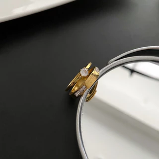สไตล์ใหม่ 316L เพชรคู่ 18K Gold Light Luxury แฟชั่น Niche แหวนสแตนเลสที่ไม่ซ้ํากัน
