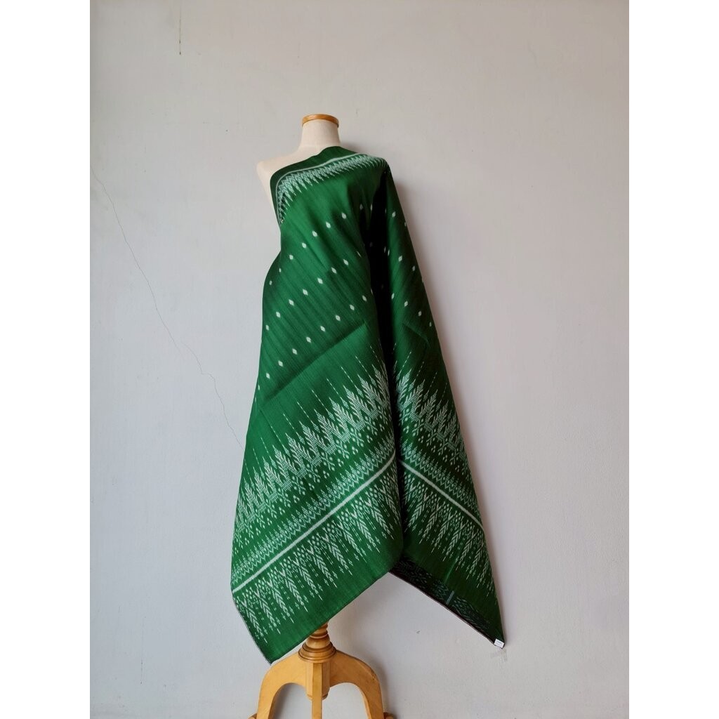 ซิ่น ผ้าไหมมัดหมี่ 3ตะกอ ขนาด 1x2เมตร ลายเชิงล่าง พื้นสีเขียว รหัส R2Q-119-MM3H37