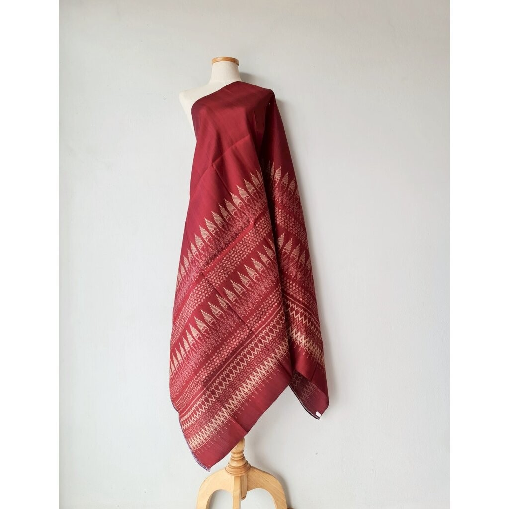 ซิ่น ผ้าไหมมัดหมี่ 3ตะกอ ขนาด 1x2เมตร ลายเชิงล่าง พื้นสีแดง รหัส R2Q-119-MM3H43