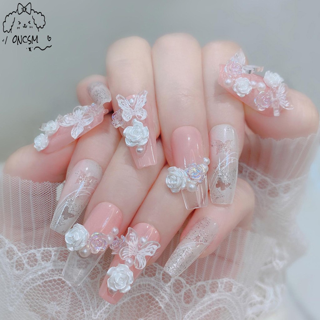 เล็บปลอมสีชมพูและใสพร้อมเครื่องประดับดอกไม้ 3 มิติเล็บแตกธรรมชาติเรียบง่ายสวมใส่