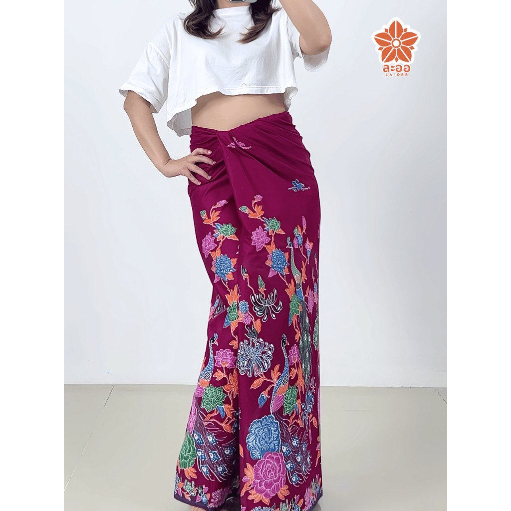 ผ้าถุงลายนกยูง รุ่นใหม่ล่าสุด คุณภาพดี พรีเมี่ยม เย็บแล้ว ผ้านิ่ม ไม่ลื่น ไม่มัน ซับน้ำดี สีไม่ตก