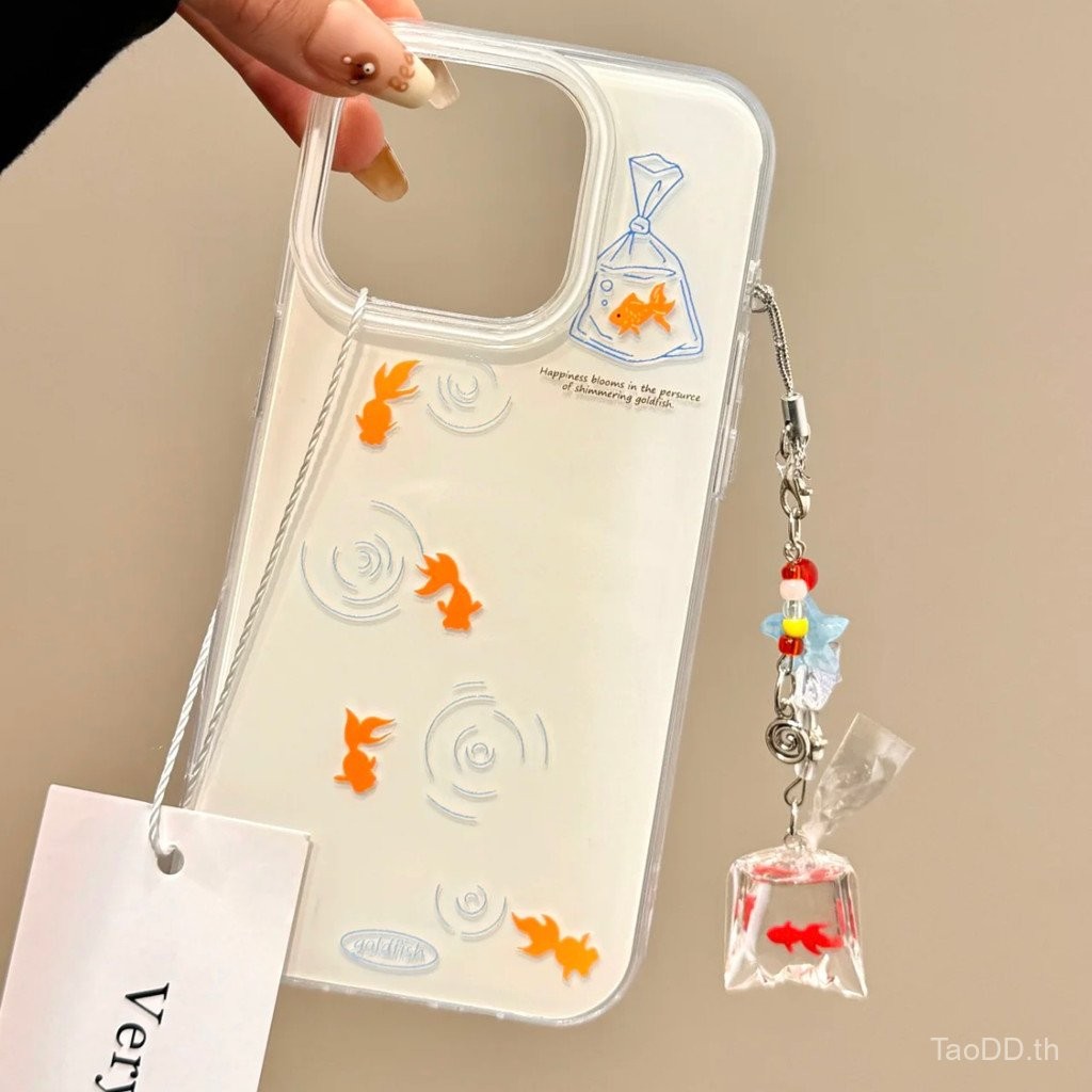 เคสโทรศัพท์สำหรับ iPhone X XS XR XSMAX 11 12 13 14 15 16 Pro Max Plus สไตล์นิช Ins พื้นหลังสีขาว รูปแบบน้ำ กระเป๋า จี้ปลาทอง เคสนุ่ม ครอบคลุมเต็มรูปแบบ กันกระแทก เคสป้องกัน MJBP