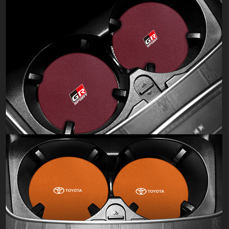 ตกแต่งบ้าน 1ชิ้น สำหรับ Toyota แผ่นรองแก้วน้ําในรถยนต์ หนังแผ่นรองแก้วน้ําในรถยนต์ แผ่นรองแก้วน้ำในรถ​​ กันลื่น แผ่นรองแก้วเครื่องดื่ม Toyota GR 86 Yaris Corolla Cross Altis Supra CHR Wish bZ4X Vios Sienta Avanza Fortuner Camry Hilux Revo Yaris ATIV Yaris Cross ส่งด่วน สั่งเลย