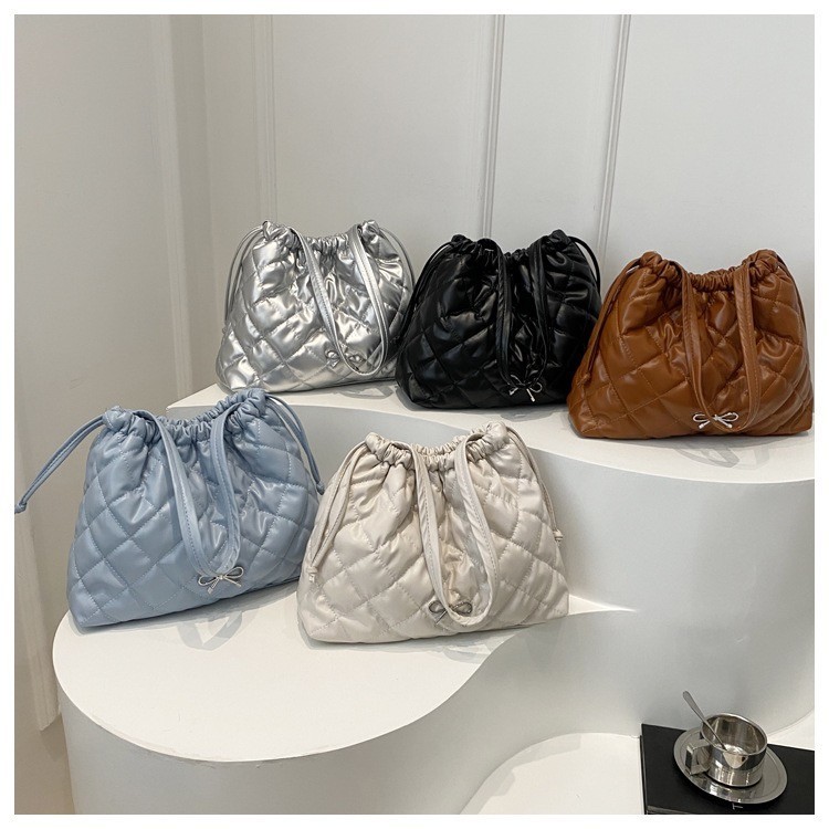 coco baby65: กระเป๋าสะพายข้างผู้หญิงหนังพิวสีน่ารักมาก..สีพื้นๆไม่สกรีนลาย มีโบว์น่ารักๆ AP6629