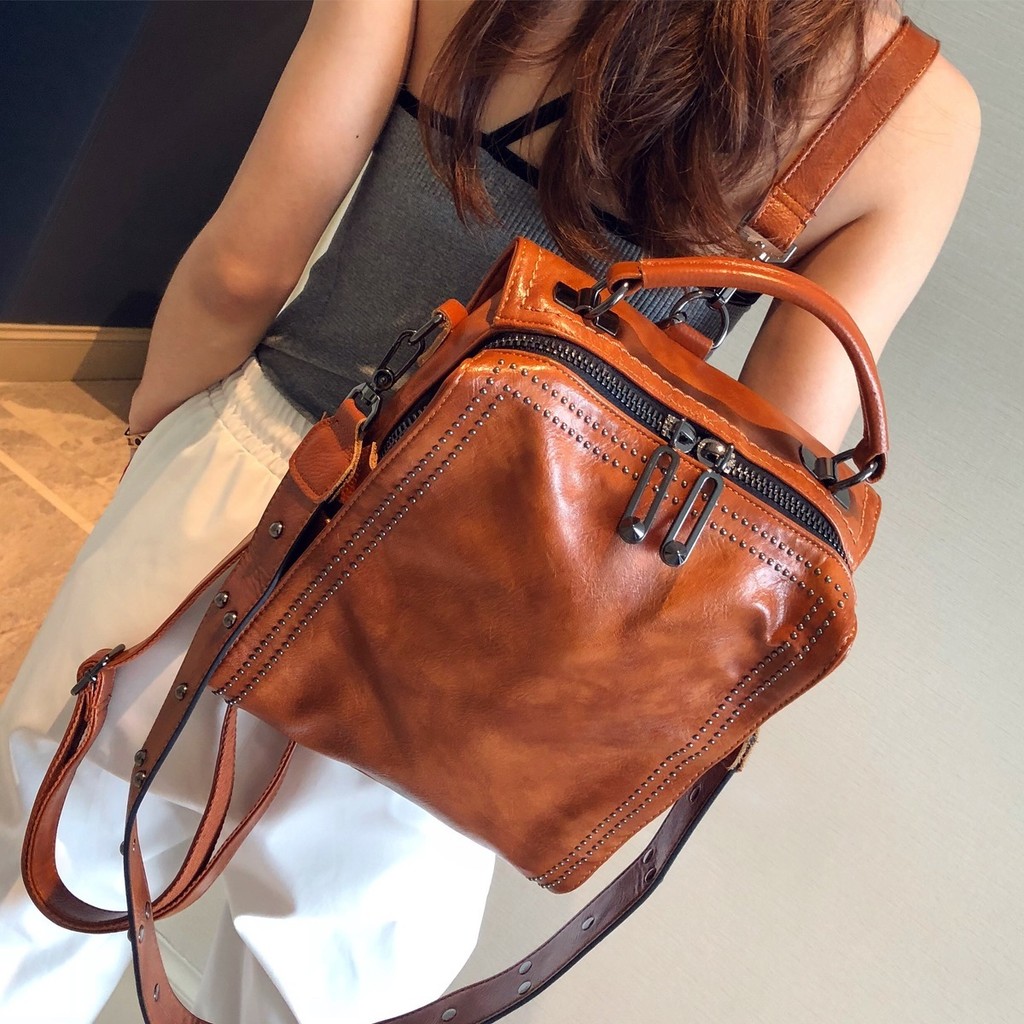 กระเป๋าสตรี Studded BACKPACK All-Match Shoulder Bag Retro Messenger Bag กระเป๋าเป้สะพายหลังอเนกประสงค์