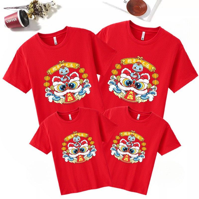 ตรุษจีน 2025 เสื้อยืดครอบครัวที่เข้าชุดกัน งู ราศี สีแดง แขนสั้น สําหรับเหตุการณ์ต่างๆ