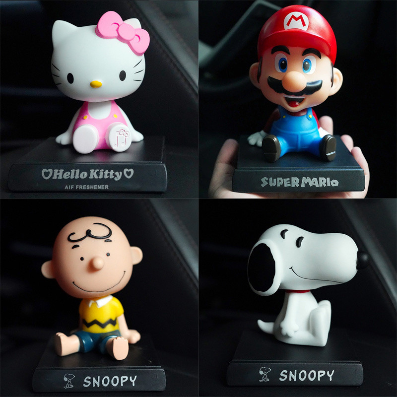 31 สไตล์อะนิเมะ Doraemon Stitch Snoopy Mario Hello Kitty Pikachu Crayon Shin-chan เขย่าหัวตุ๊กตา PVC Action Figure ของเล่นรุ่นผู้ถือโทรศัพท์ Bracket รถตกแต่งของขวัญ