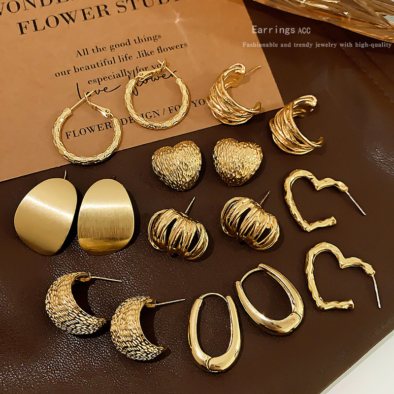 Retro Light Luxury Golden ต่างหู 2025 สไตล์ใหม่ High-End Feeling สุภาพสตรีต่างหู