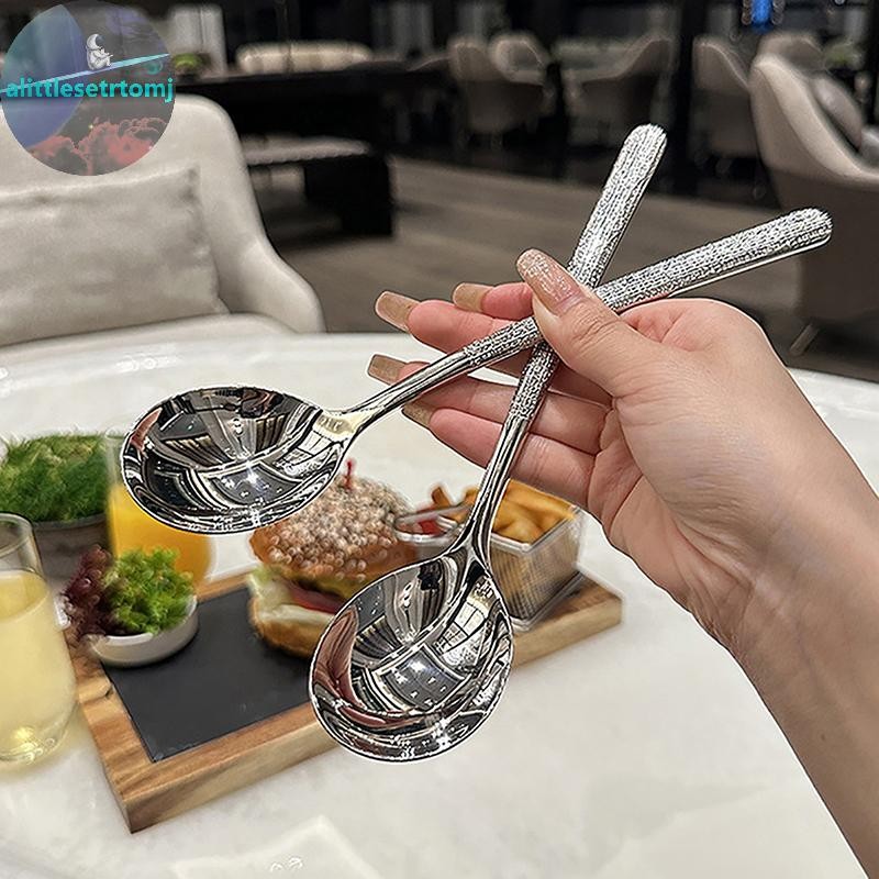 Alittlese 1/2PCS สแตนเลสรอบช้อนสุทธิสีแดงอาหารค่ํายาวกวนขนมหวานช้อนเกาหลีช้อนสําหรับอุปกรณ์ครัว TH