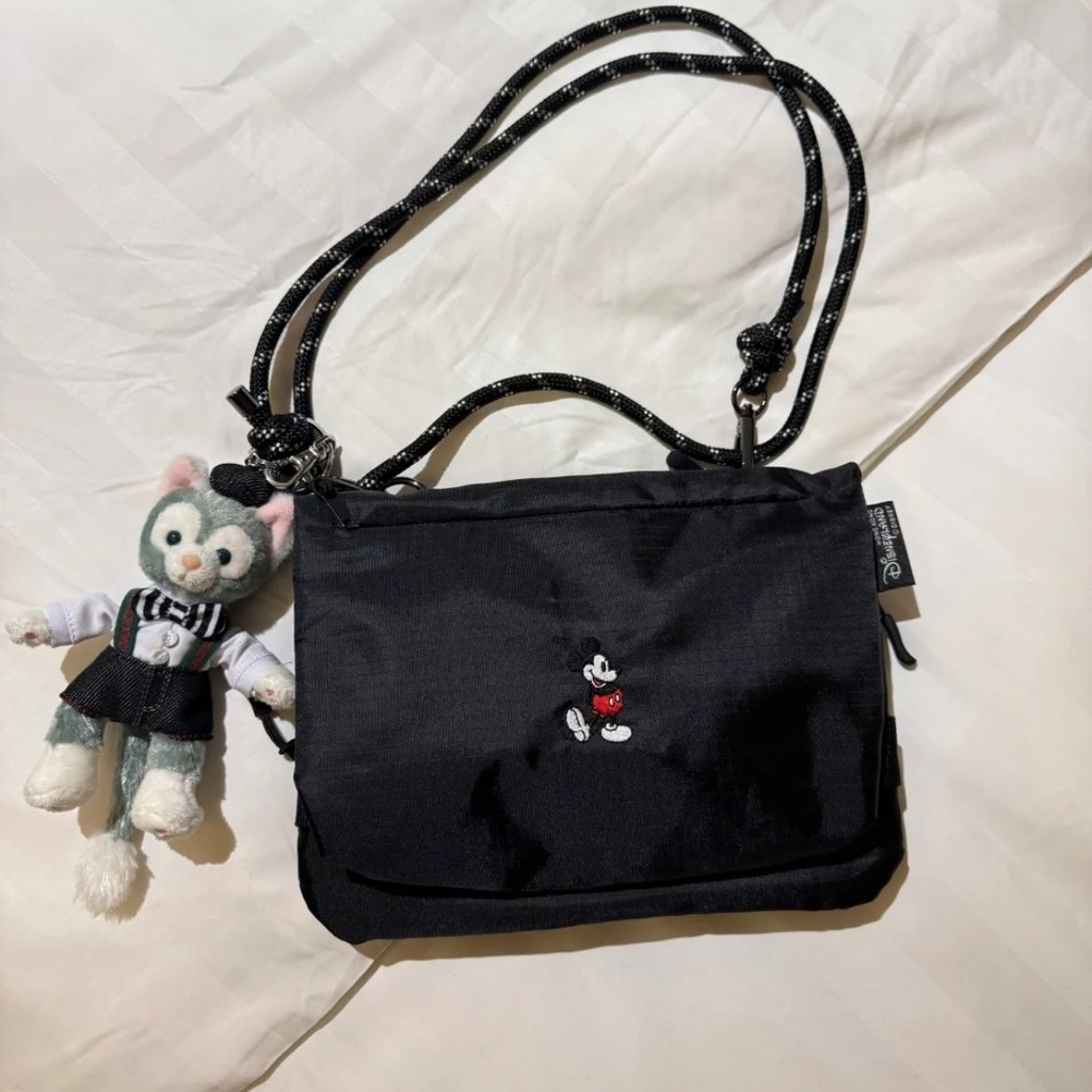 Disney · Gangdi Mickey กระเป๋าสะพายสีดำ unisex กระเป๋าสะพายข้างลำลองทุกคู่ชุดเดินทาง