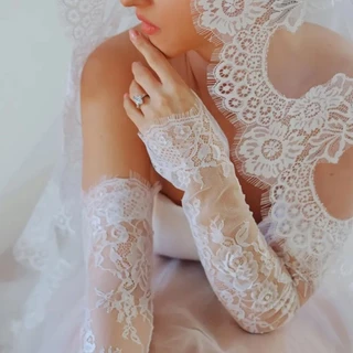 ถุงมือซีทรูลูกไม้สำหรับเจ้าสาวยาวถึงข้อมือ พร้อมลายละเอียดสำหรับพิธีแต่งงานและชุดราตรี