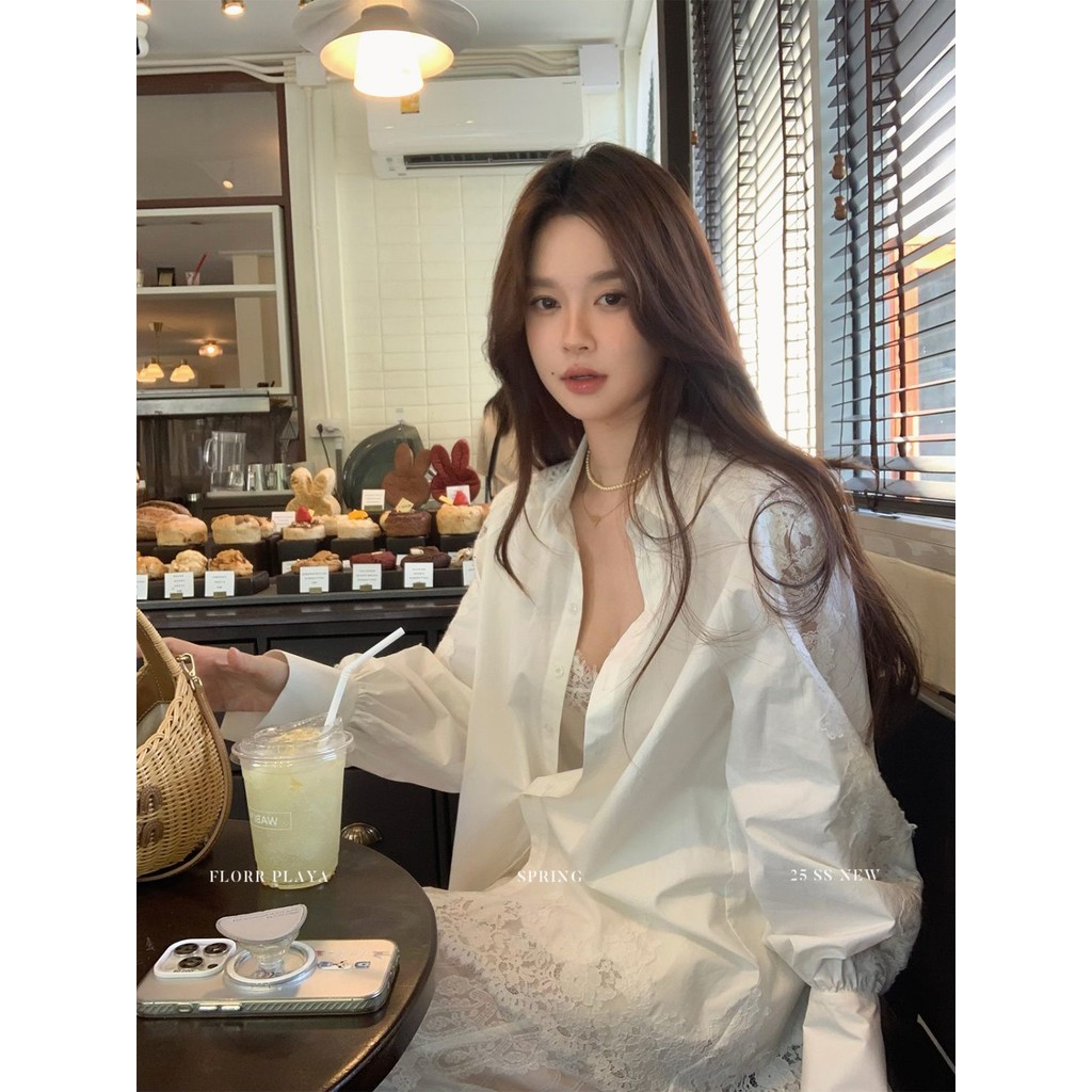 <doe>ชุดเสื้อเบลาส์ลูกไม้เย็บปะติดปะต่อหนาและกระโปรงเทนเซลที่หรูหรา</doe>