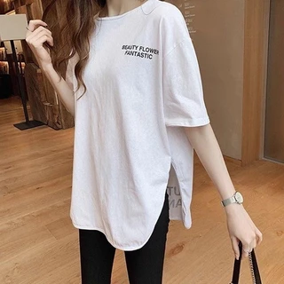 【พลัสไซส์】(40-150 กก.) เสื้อยืดผู้หญิงโอเวอร์ไซส์ สไตล์เกาหลี คอ U เสื้อเชิ้ตตัวยู ยาว ตัดแต่งด้านล่าง พิมพ์ลาย เสื้อท็อ