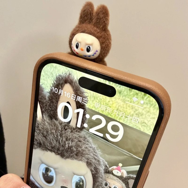 การ์ตูนแบบเต็มหน้าจอ Caraboco สเตอริโอตุ๊กตาเคสโทรศัพท์ iPhone16 Pro Max 11 12 13 14 15 Pro Max กันกระแทกกล้องป้องกัน Drop-proof นุ่มปกหลัง