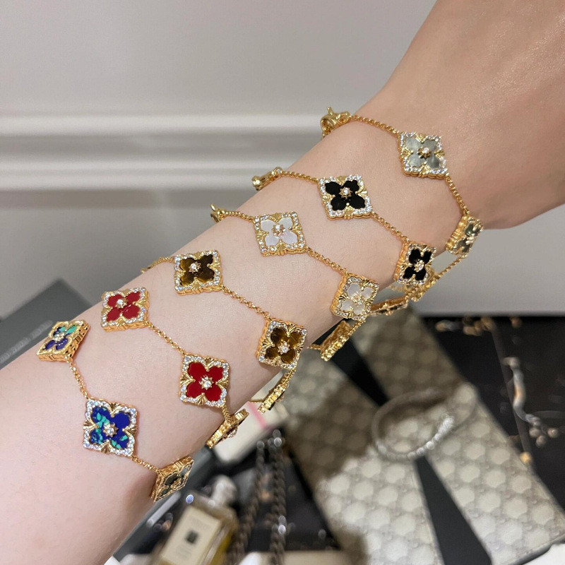 V สร้อยข้อมือทอง Buchira ชุบหนา 18k เพชรกลวงสองด้าน Fritillary เคลือบ Four-Leaf Clover ห้าดอกไม้สไตล์พระราชวังหญิง