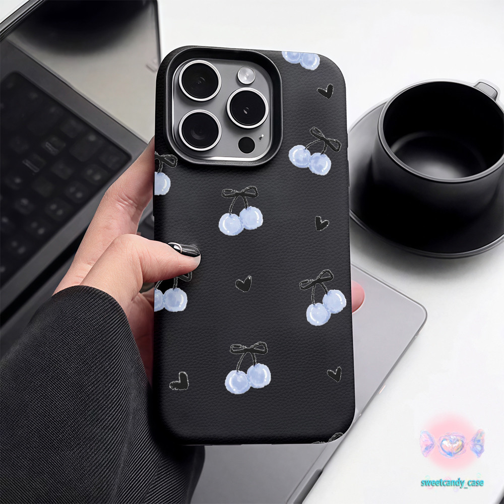 จัดส่งในพื้นที่ เคสเหมือนเปลือกลิ้นจี่ เชอร์รี่สีน้ำเงิน น่ารัก สําหรับIPhone16 15 14 13 12 11 7 8plus Pro Promax XR XS – โปรปัง