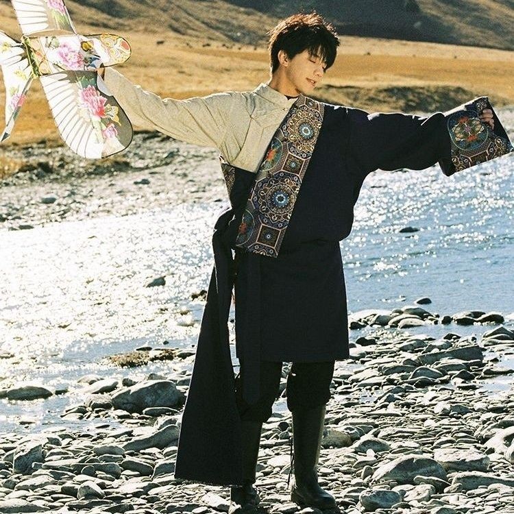 การถ่ายภาพท่องเที่ยว Influencer Tingzhen ทิเบต Robe ชุดชาติพันธุ์สําหรับผู้ชายและผู้หญิง ขายดี pd202410124