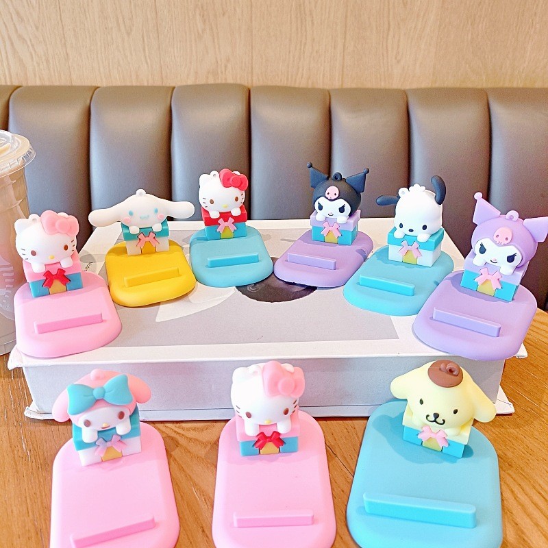 SANRIO น่ารัก ซานริโอ ตุ๊กตาสามมิติขี้เกียจสก์ท็อปที่วางโทรศัพท์ฐานสร้างสรรค์ของขวัญเล็กๆผู้ถือเครื่องประดับ
