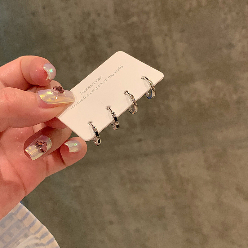 ชุดสี่ชิ้นที่เรียบง่ายระดับไฮเอนด์ต่างหูต่างหูชุดซอกออกแบบต่างหูหญิง