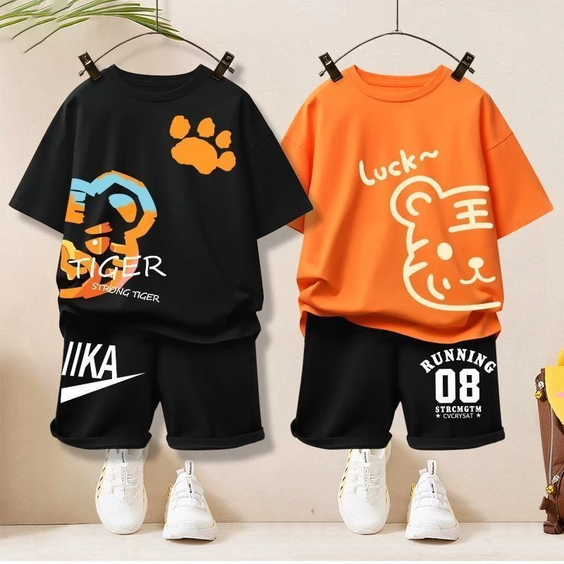 ชุดเด็กผู้ชาย 2025 เสื้อผ้าฤดูร้อนใหม่ ชุดเสื้อยืดแขนสั้น สไตล์ฤดูร้อนสำหรับเด็ก