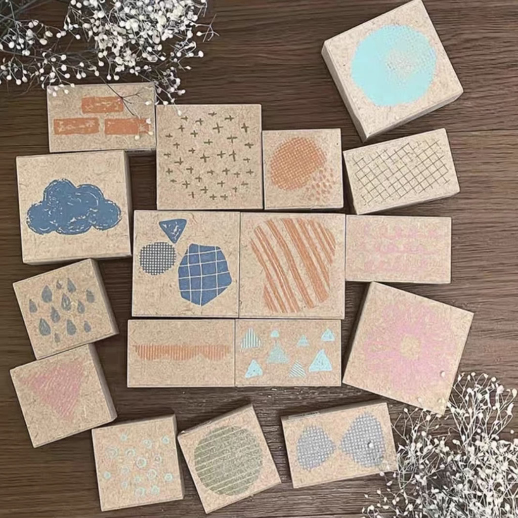 [คอลเลกชันจํานวนจํากัด] Japan KODOMO Wooden Seal 2025 ตกแต่งสไตล์ใหม่ชุดแรเงาคู่มือการ์ดอวยพรพื้นหลังรูปแบบเมฆ